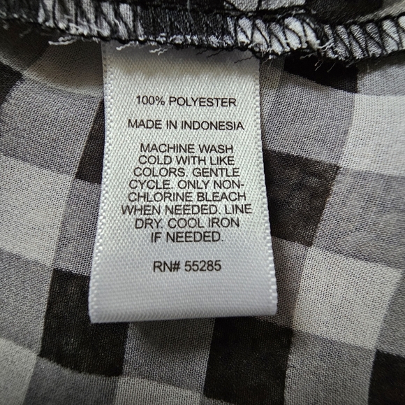 Express Black and White Checkered Blouse, size Small. Never worn! - Picture 6 of 8